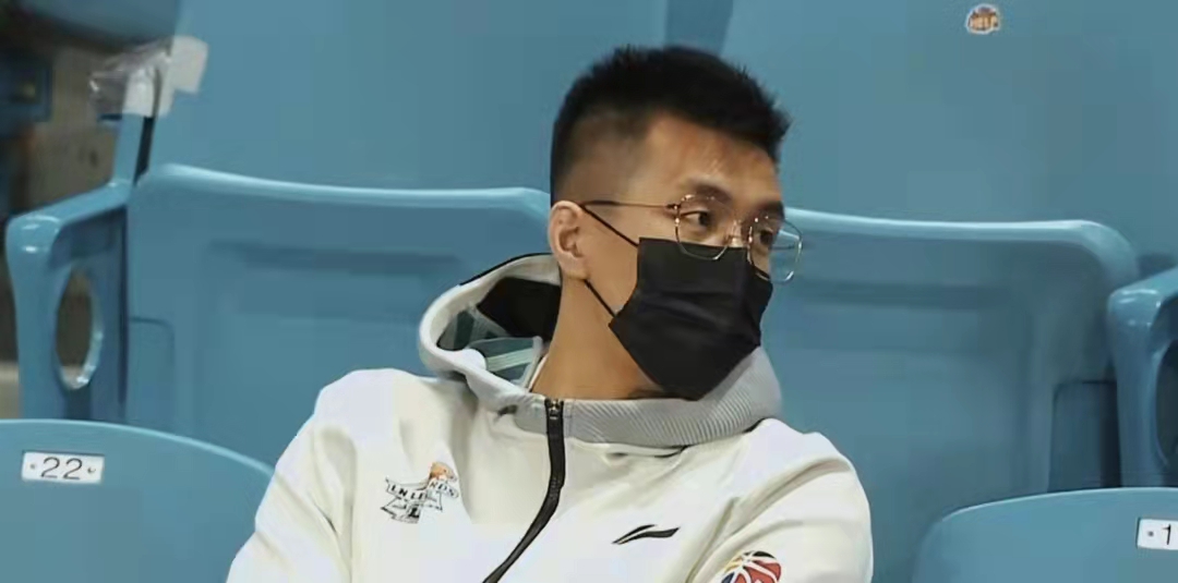 郭艾伦今天又淘气了!张镇麟找他击掌,大漂亮戴眼镜故意虚晃一枪