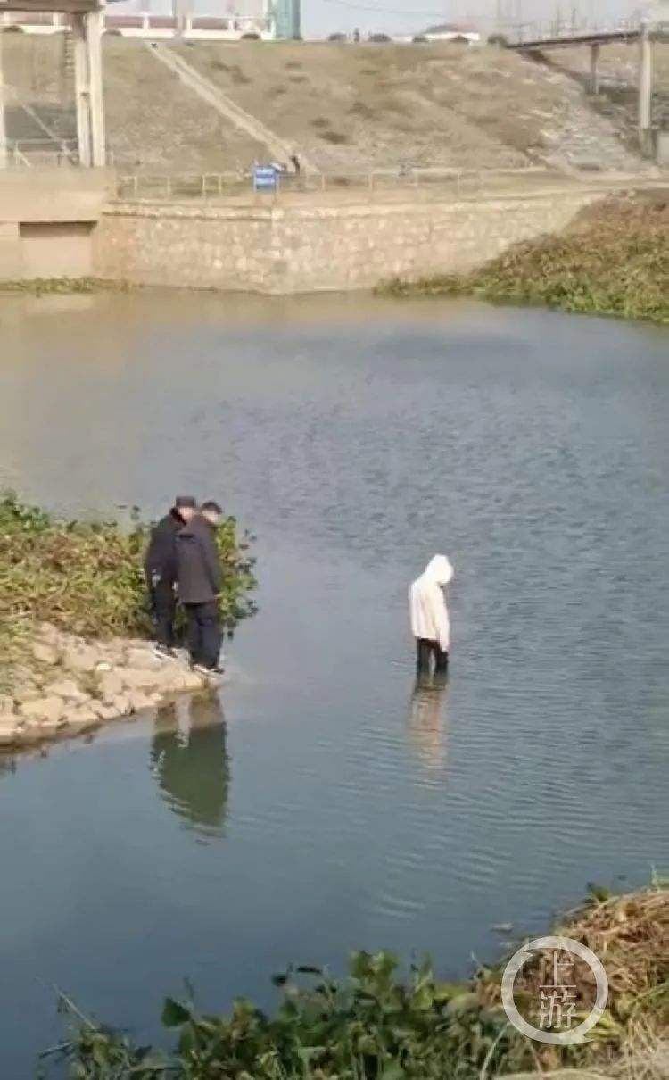 安徽望江17岁女生跳河自尽:出警民警疑救援迟缓被停职调查