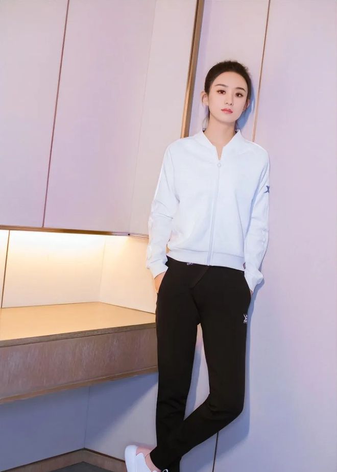 赵丽颖上班被偷拍!穿卫衣戴百元发圈好认真,同事镜头下像女学生