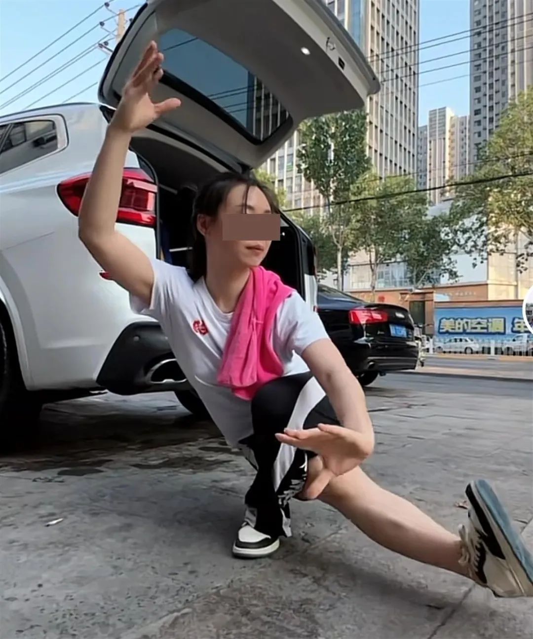 修车小伙一招"叶问蹲"火了!医生:你的膝盖受得了吗?