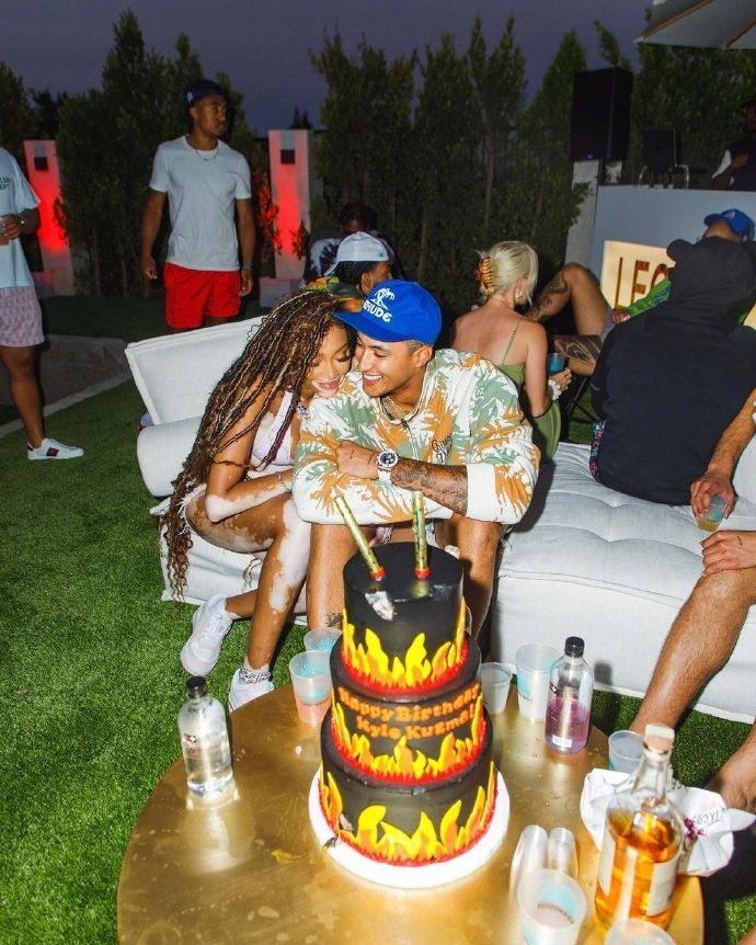 库兹马社媒晒与珍妮亲密合照,两人相继转发,网友调侃旧情复燃了