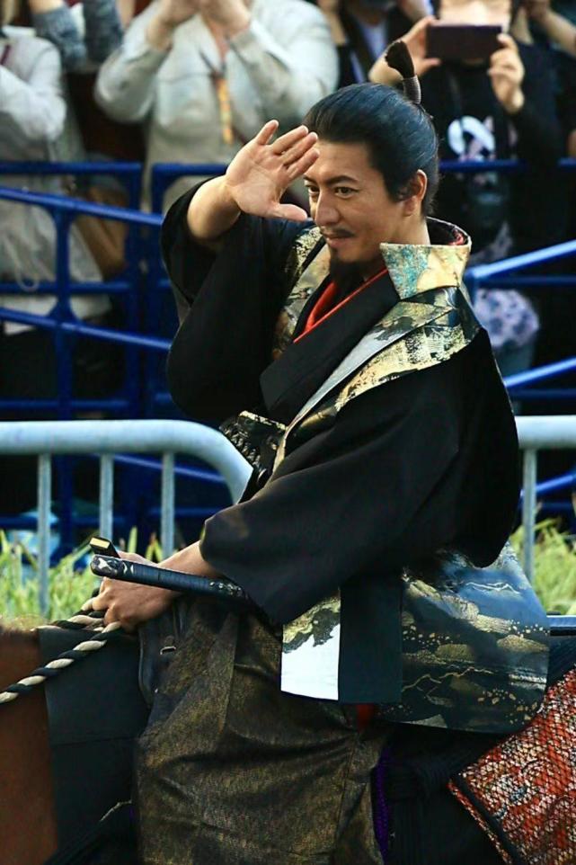 木村拓哉化身"织田信长"骑马出巡,吸引万人疯看挤爆街