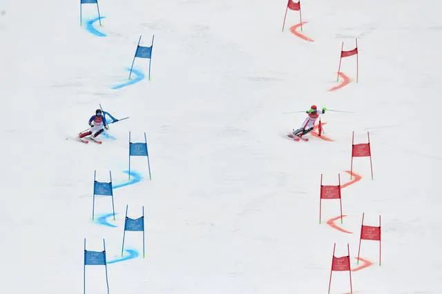 小回转这种滑雪技术适用于哪种地形?