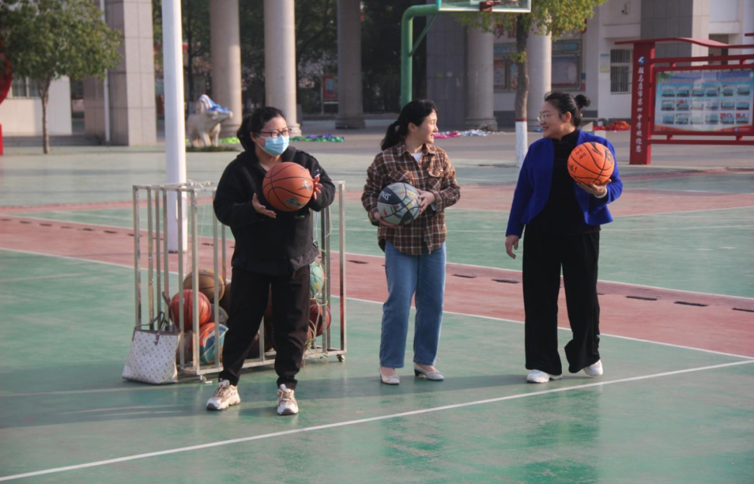 巾帼心向党 奋进新征程!驻马店市四中举办"三八节"趣味运动会