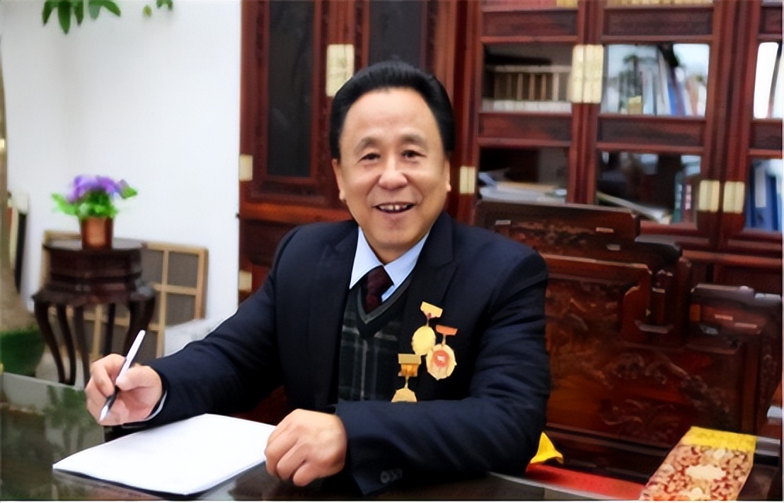 自建宫殿养情人,生孩子奖励股份,在逃富豪倪福林的"皇帝"梦