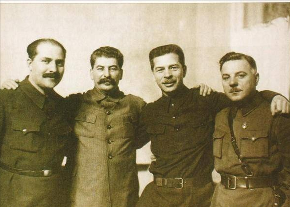 (左一为卡冈诺维奇)