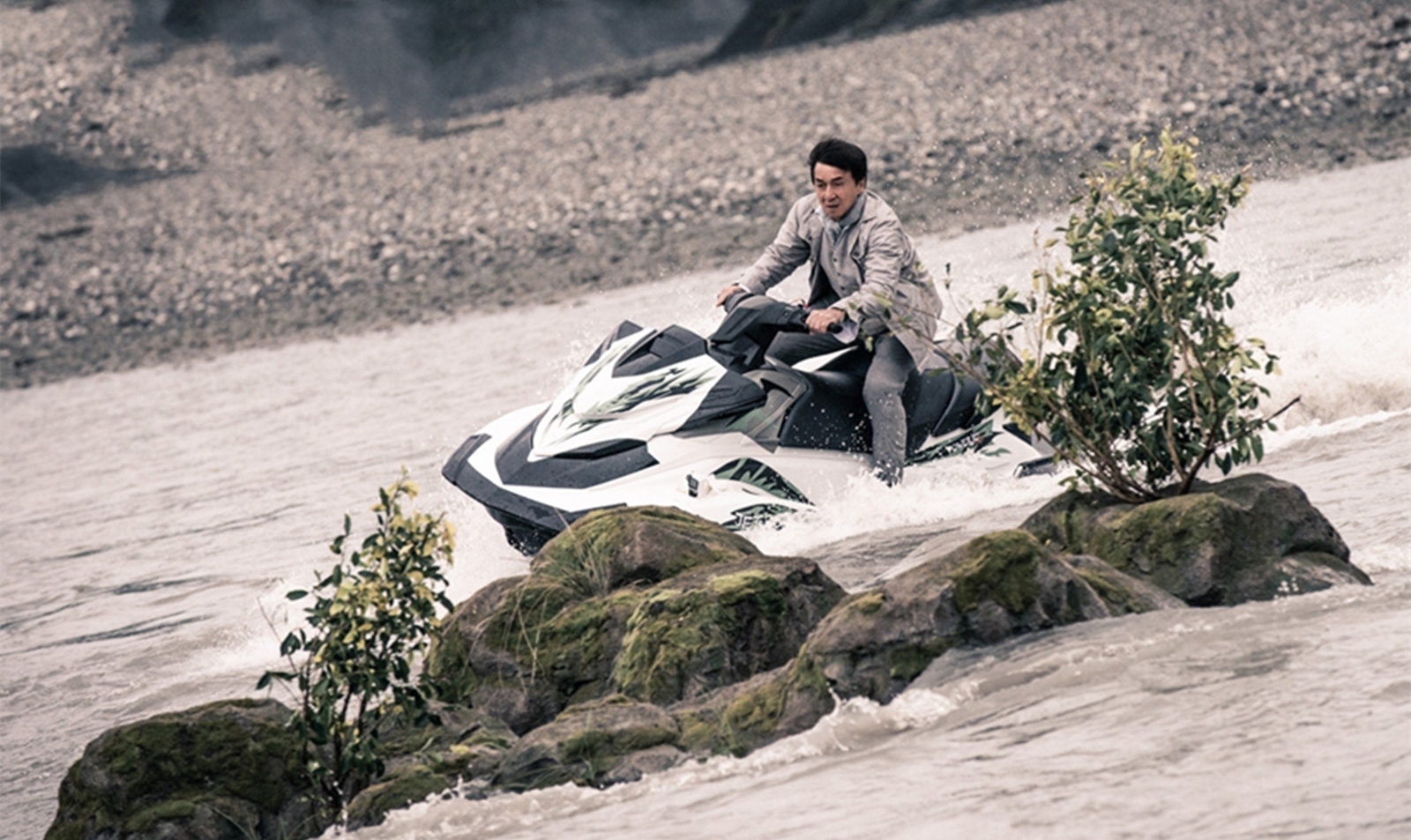 成龙骑摩托艇差点被淹死,《急先锋》不为人知的幕后故事