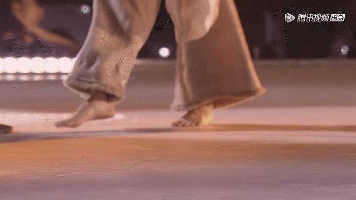 《舞台2023》孟美岐光脚唱归途有风