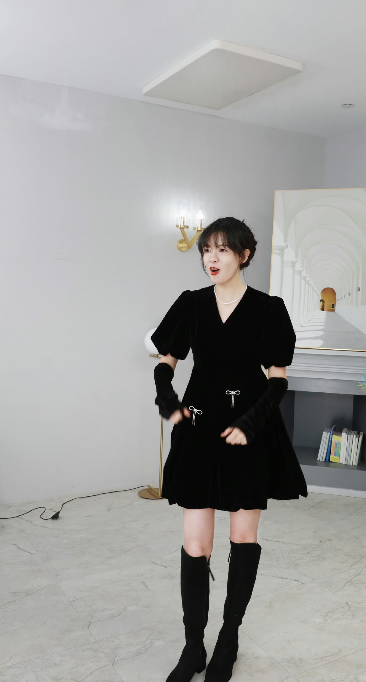 李艾才是"人间尤物",穿泳衣在海边玩耍,没想到身材这么火辣