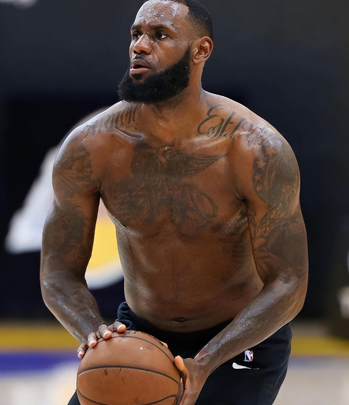 詹姆斯浑身都是肌肉,为什么几乎看不到胸肌和腹肌呢?