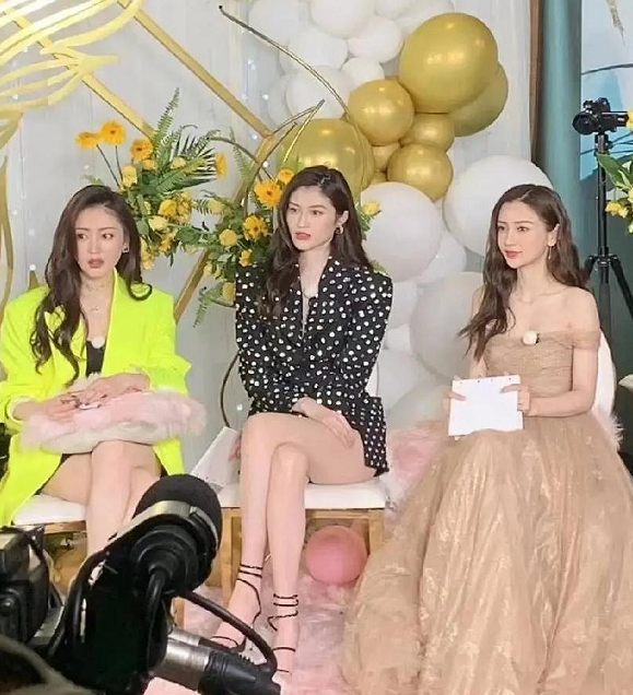 蔡徐坤何穗同框录跑男,相差4公分腰线却一样高,不知该羡慕谁