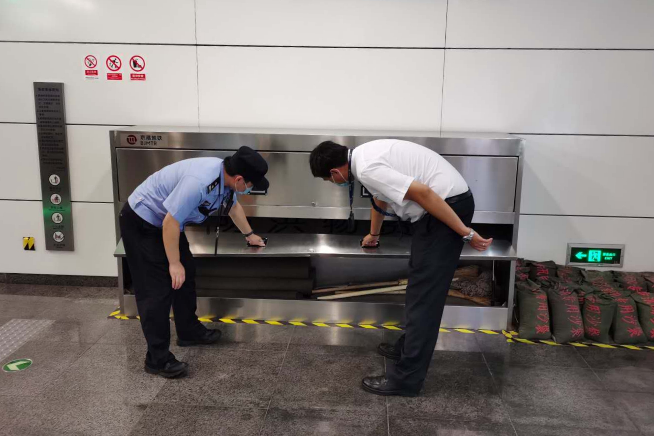 |北京公交警方全力应对强降雨天气，确保公共交通安全运行