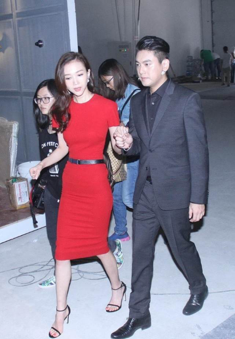 朱孝天妻子长这样,穿红裙配皮腰带显出骨感身材,模特气质太浓了