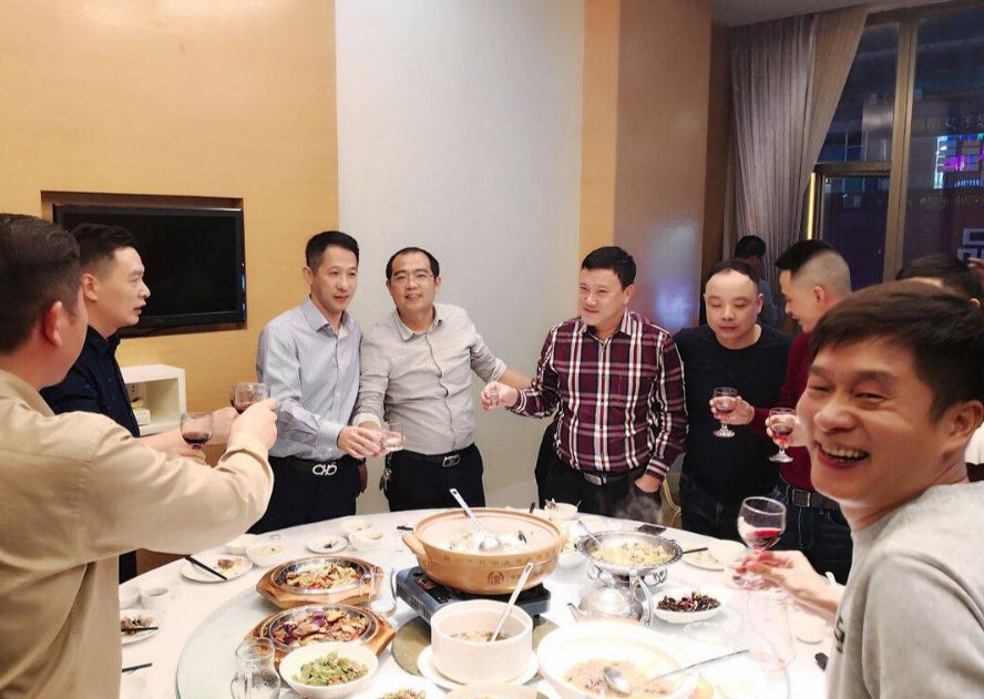 人到中年参加聚会,同学的差距如此之大,其实上学时已创作好剧本
