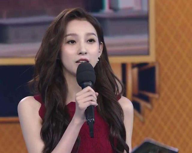 她是央视美女主持,走秀泳裤意外掉落,坚持走完全程:谁爱看谁看