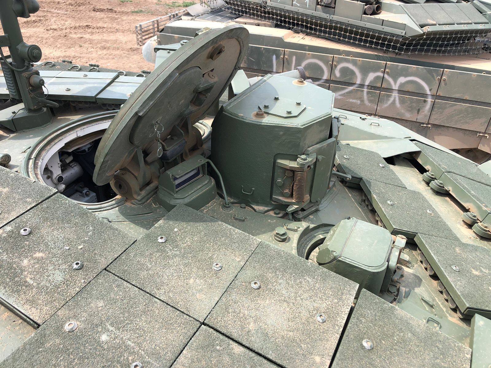 观察t-90m系列坦克外部爆炸反应装甲