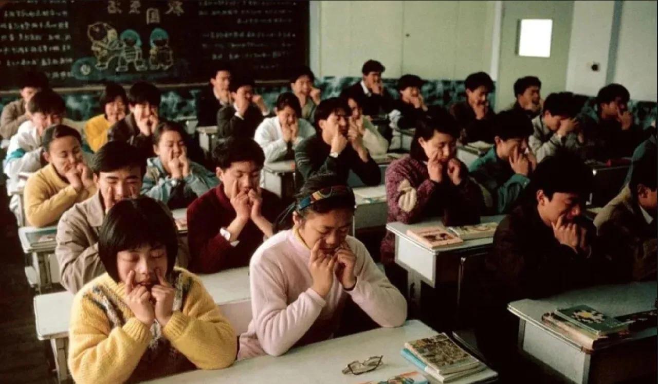 90年代的上海大众车厂,90年代穿丝袜的大学生,用图片看历史