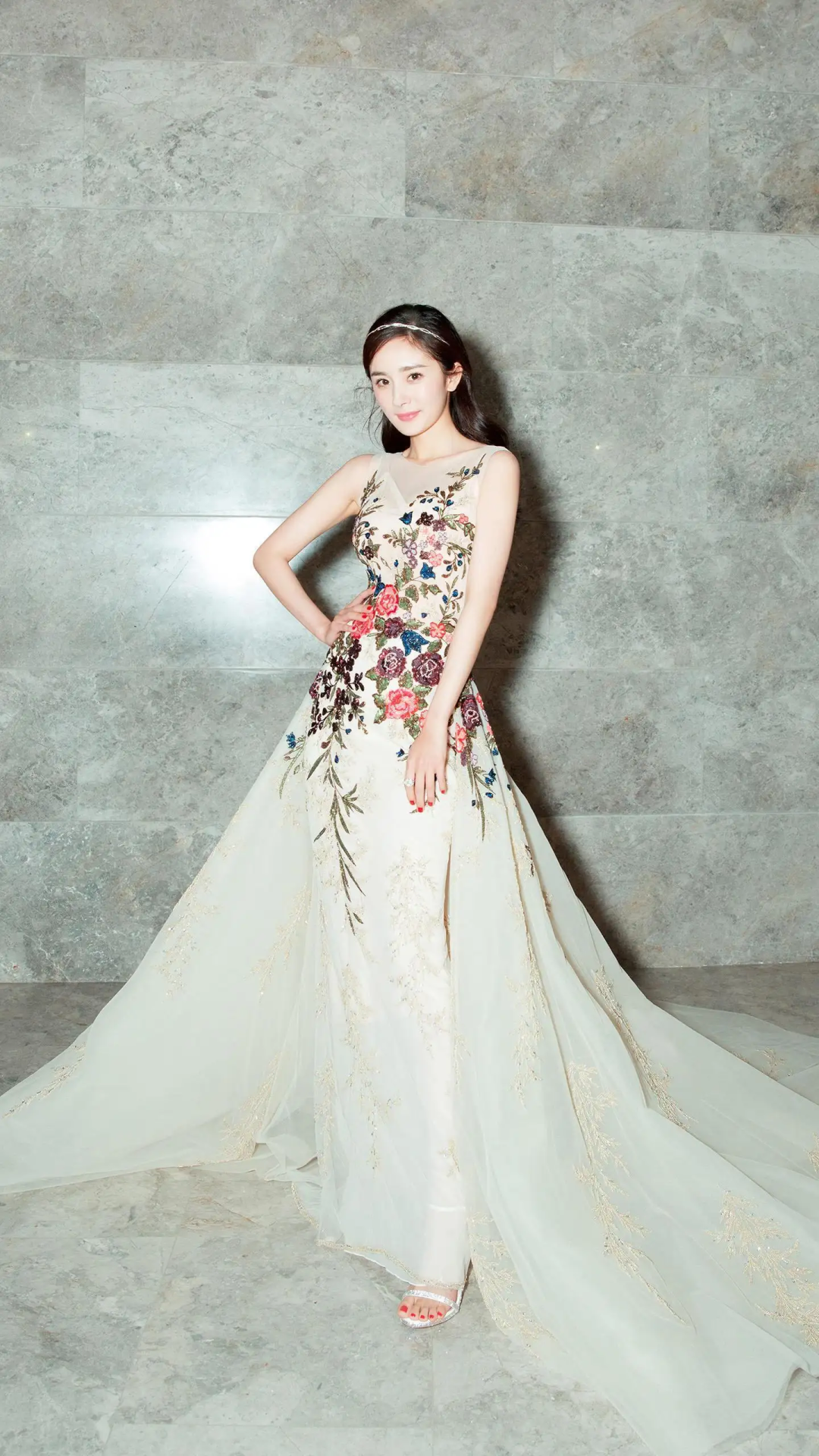 杨幂"渣女站姿"秀身材!腰和屁股太绝了,这美貌和身材谁能比?