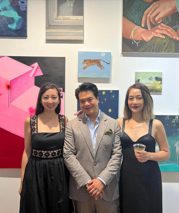 世家大小姐梁周洋,又穿小黑裙肤白貌美,亮相画展满满的艺术气息