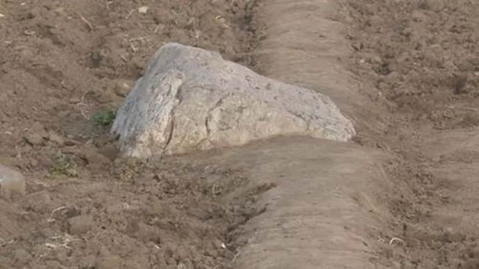 世界上"最矮的山"高出地面仅60厘米,网友:这不就是一块石头吗