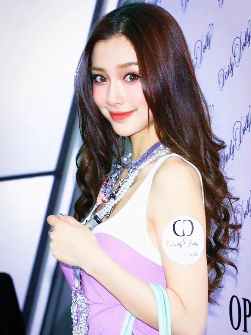 杨颖刚出道的时候是真的很稚嫩!网友直言:她才是纯欲鼻祖!