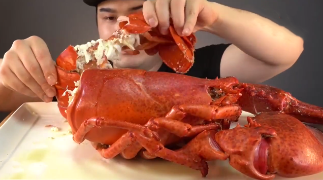 大胃王挑战30斤"龙虾",掰开肉一看有猫腻,网友:吃不起别装!
