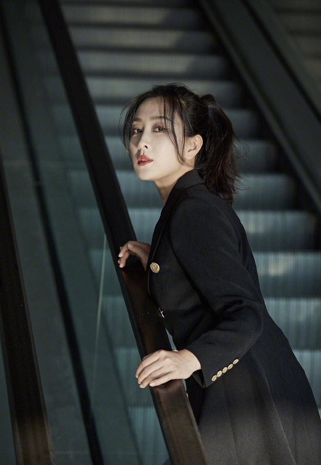 马苏的高级感太可了!穿黑色西装配拖地阔腿裤,美得精致又耀眼