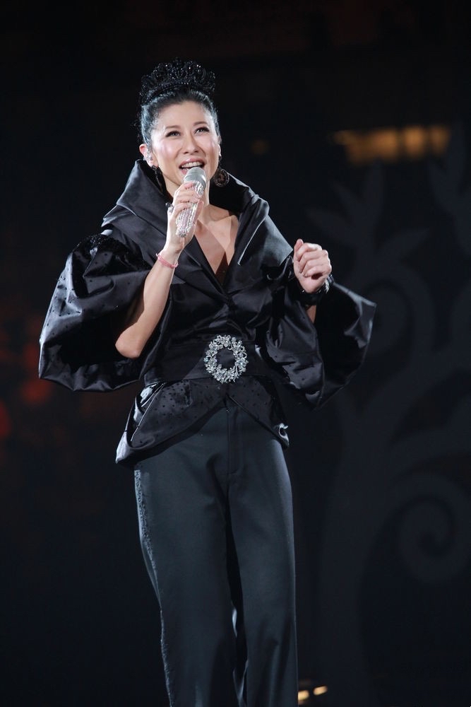 62岁的叶倩文老了也优雅:白发不染,妆发得体,比年轻人还要美