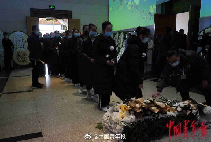 陈爱莲遗体告别仪式 上百名学生列队为她献花