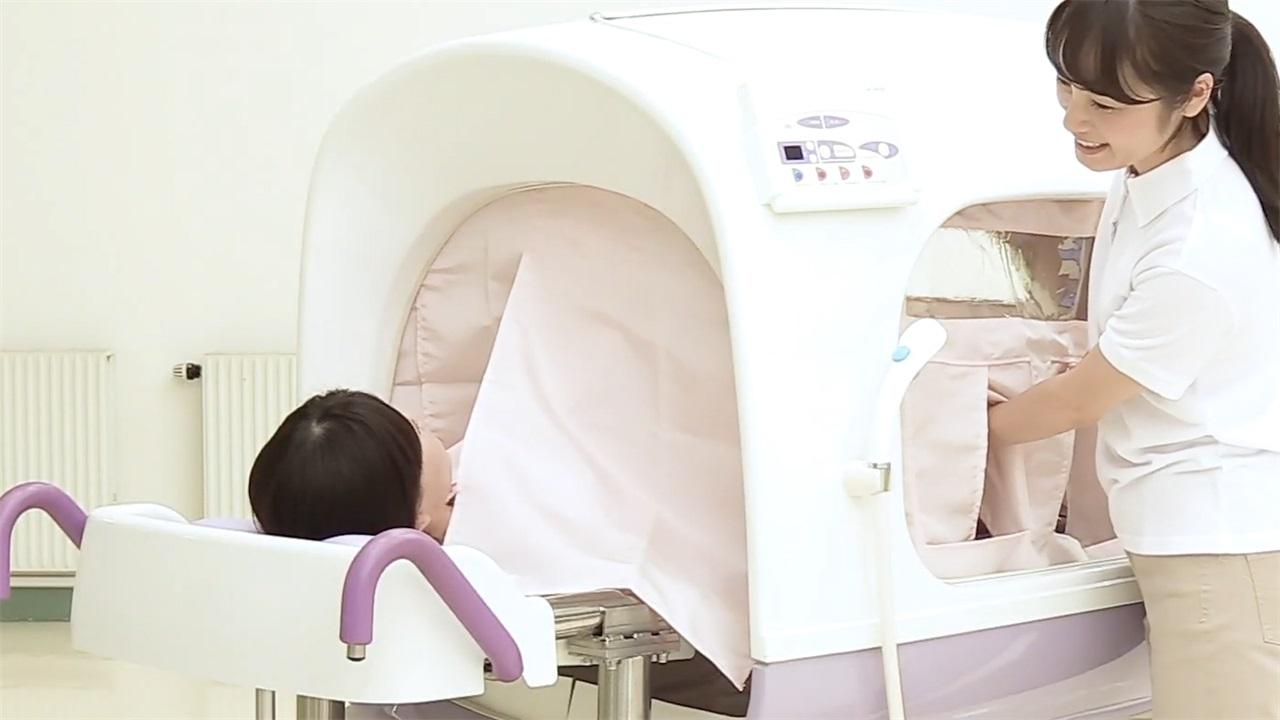 日本全自动洗澡机,人们躺进去睡一觉,就被洗得干干净净