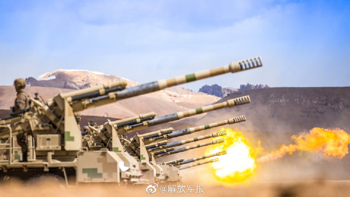 火力全开!看火炮射击震撼瞬间