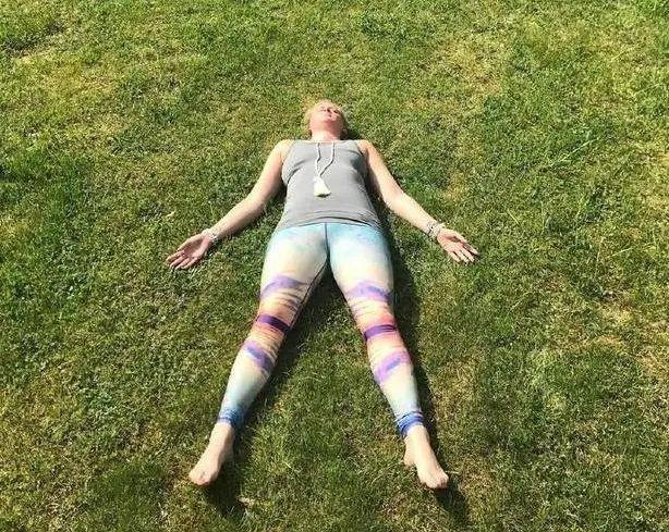 瑜伽摊尸式:去除疲劳,得到平静,提升你的睡眠质量!