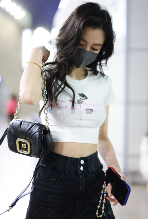 baby小海绵现身机场,工作之余带儿子度假,露脐t配短裙身材火辣