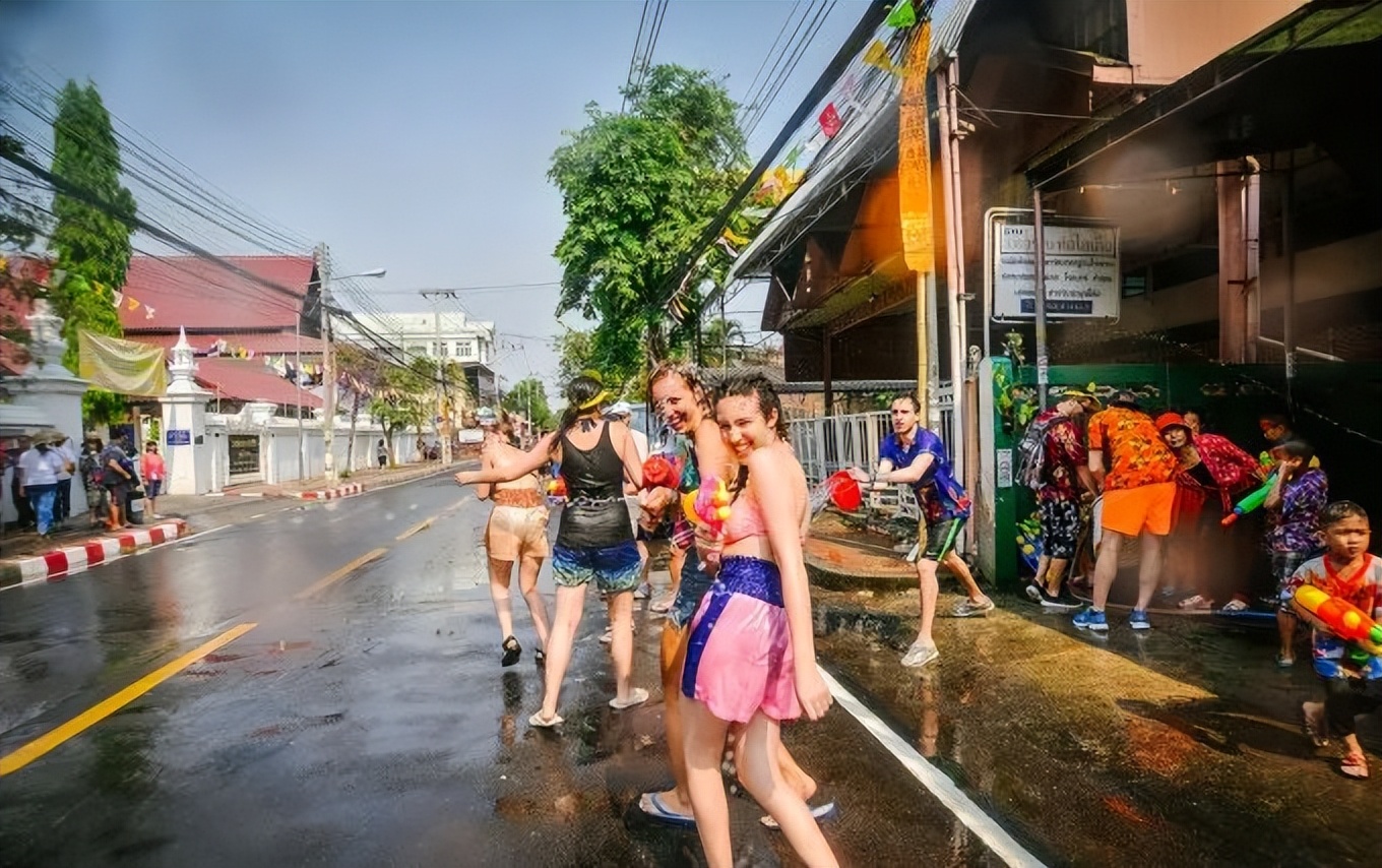 "湿"身诱惑,泰国泼水节最强攻略!四大战场彻夜狂欢!