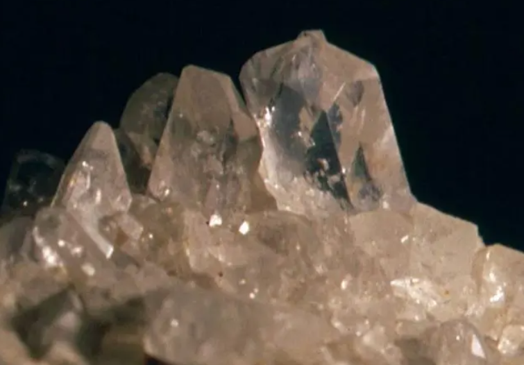 河北的石农,他有一块500年前的硅硼钙铝石,经鉴定值过6500万