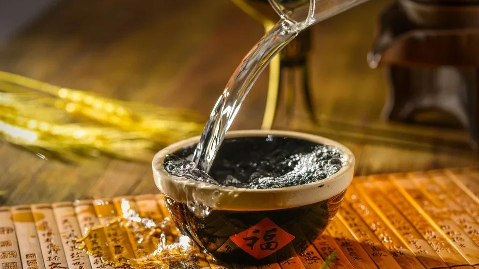 过去农村集市茶馆里大家买一碗酒轮着喝,难道就不觉得脏吗?