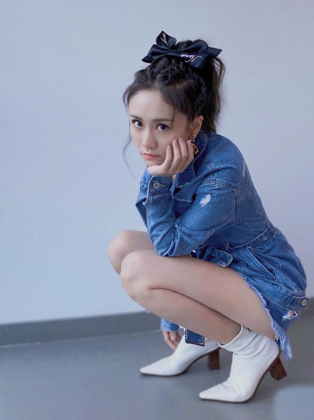 刘芸越活越年轻,牛仔短裤加蝴蝶发卡,嫩过十八岁