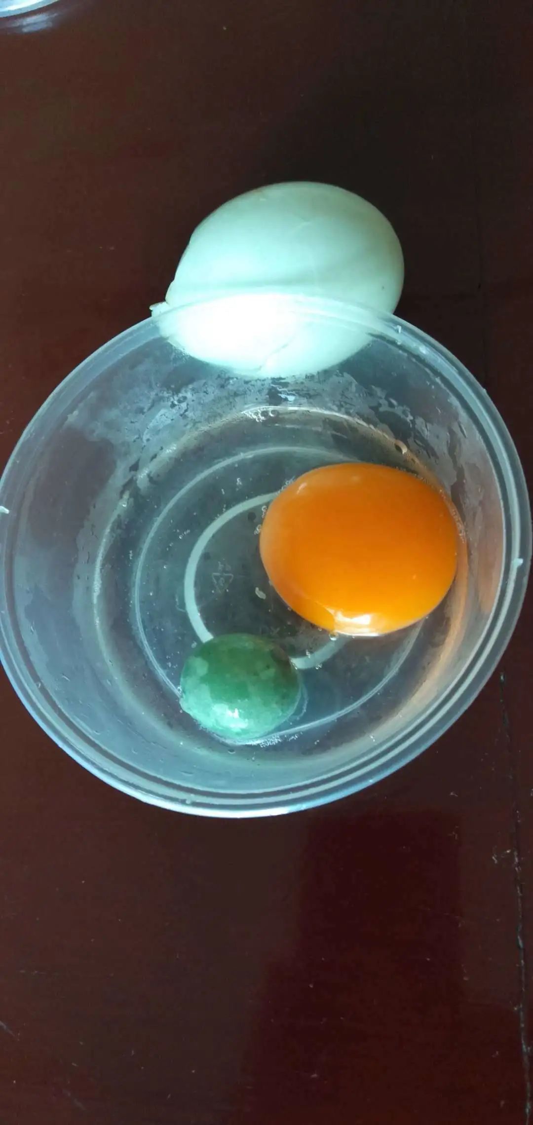 热点|怪事！杭州阿姨敲开鸭蛋，竟蹦出一颗“绿宝石”？专家这么说