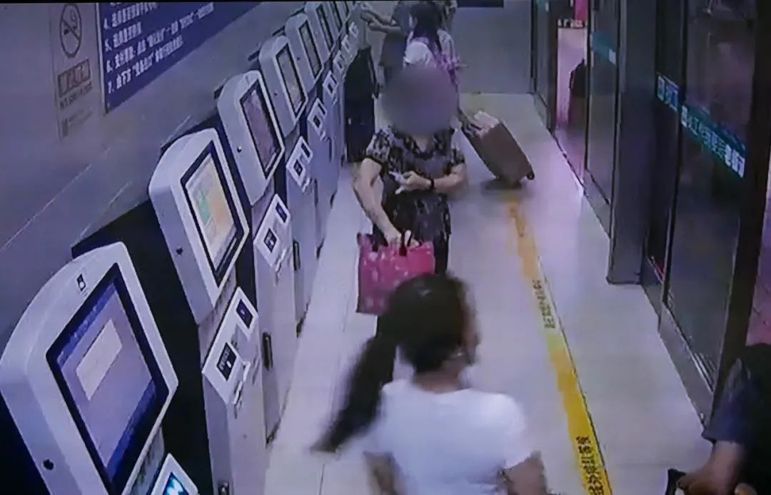 首页|女子捡到钱包直接揣进兜?监控拍下全过程