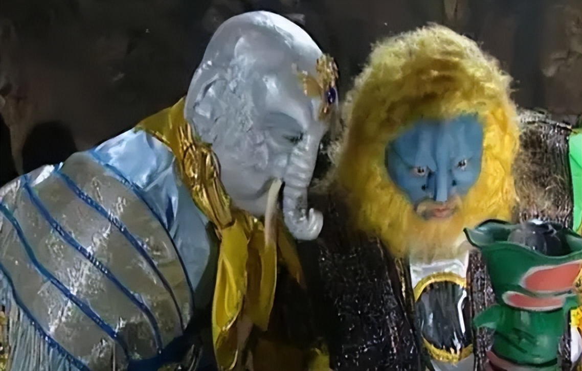 这青狮白象本就是大鹏同宗师叔的坐骑,由于他出世较早,自然也不认得他