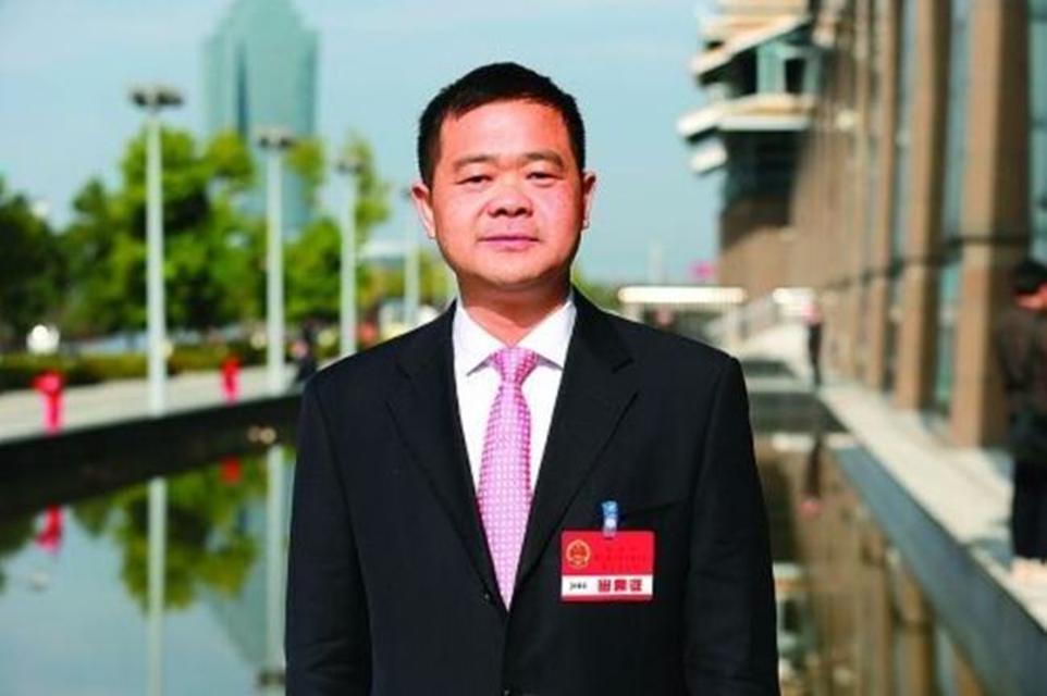 龚亮的材料上报组织后,秀峰区委书记蒋育亮知道了这件事,他非常重视