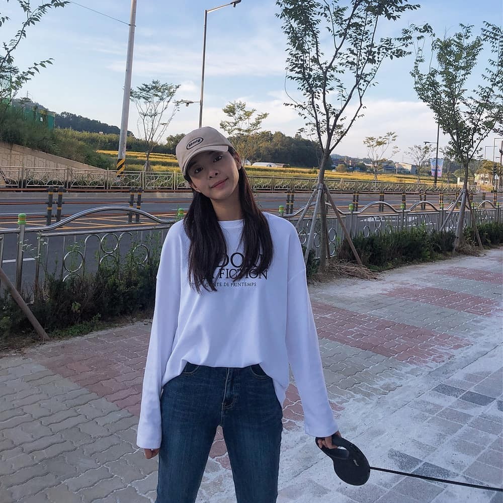 《哲仁皇后》"宜嫔"薛仁雅私服超反差,supreme帽反戴搭西装帅气