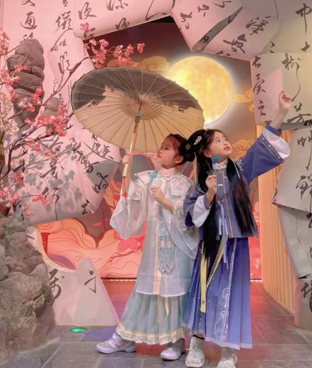 包文婧晒照为女儿庆生,饺子古风装扮似大家闺秀,生日现场好隆重