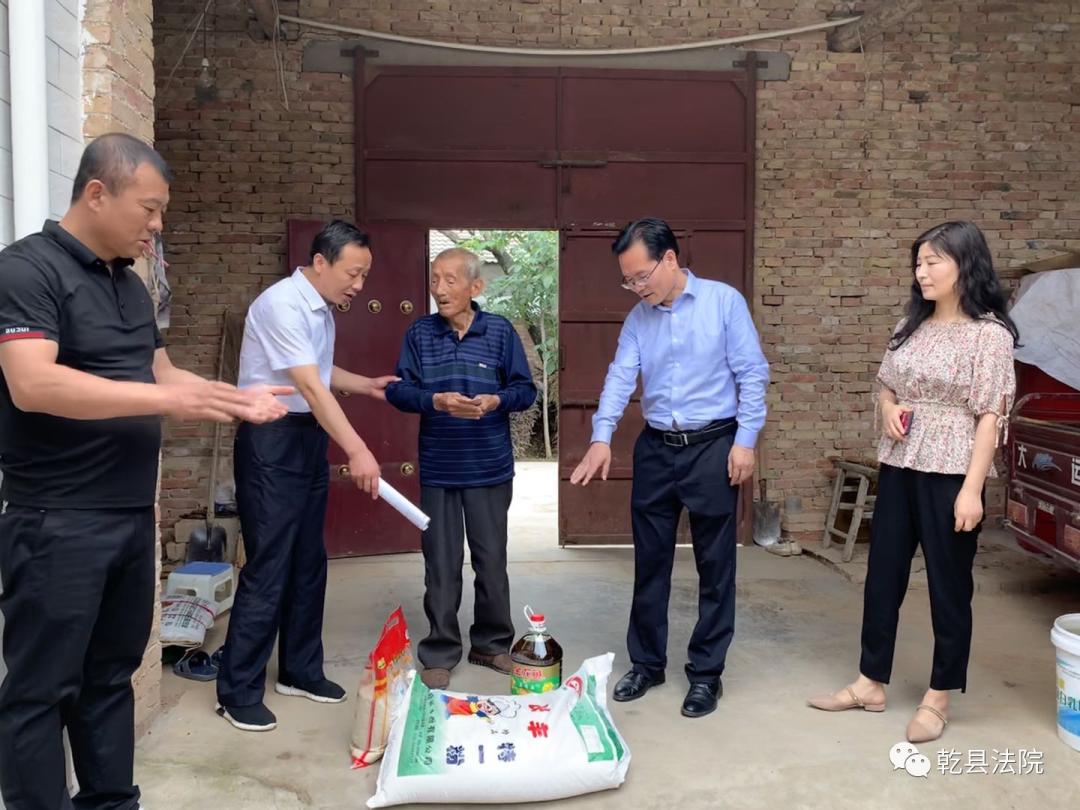 乾县法院院长杨鹰"七一"前慰问生活困难老党员