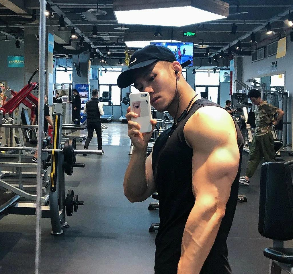 他身高185公分,完美驾驭寸头造型,肌肉身材堪比健身教练