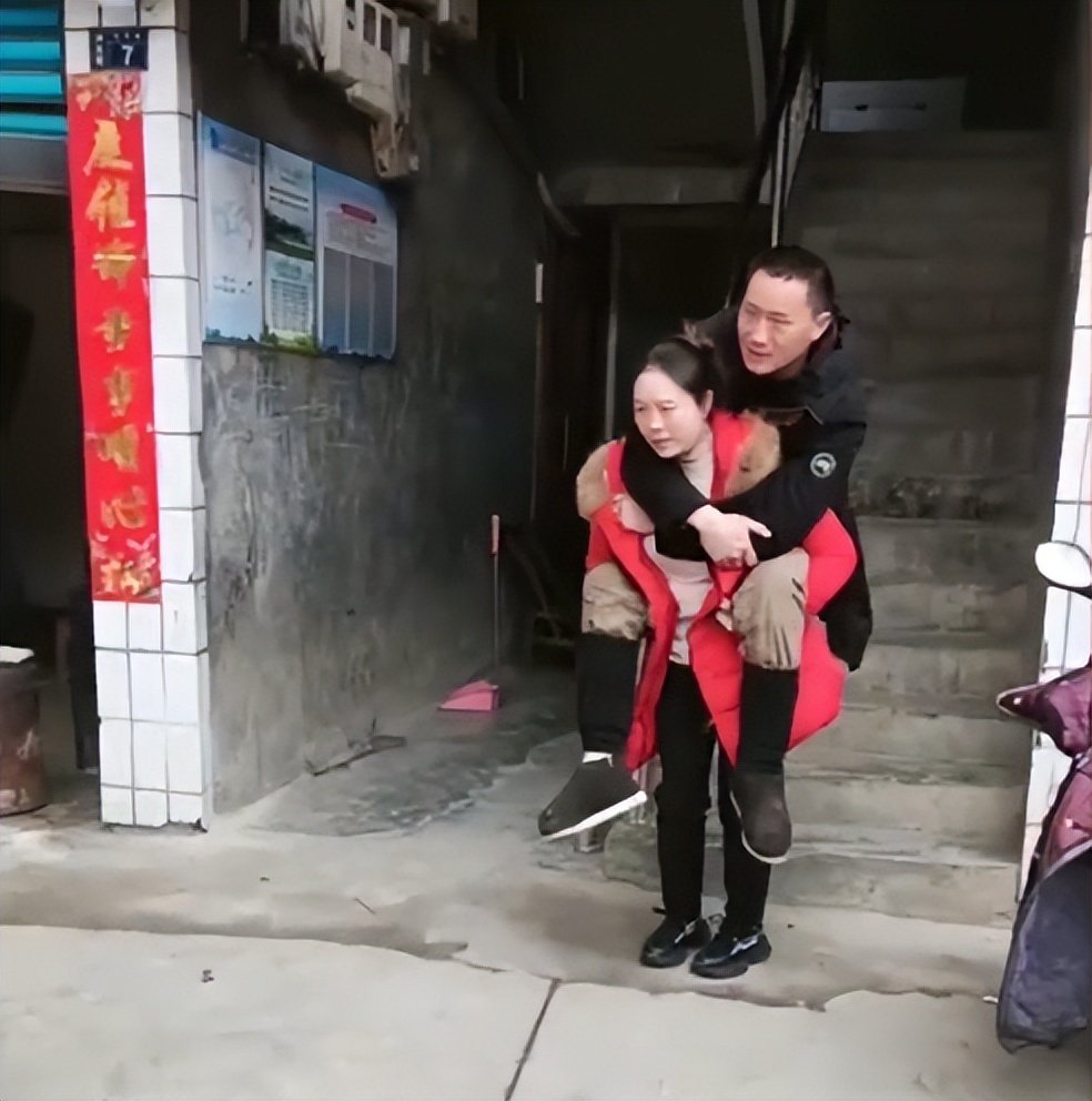 湖北男子意外摔伤致截瘫,妻子背着丈夫摆摊7年,网友看后破防了