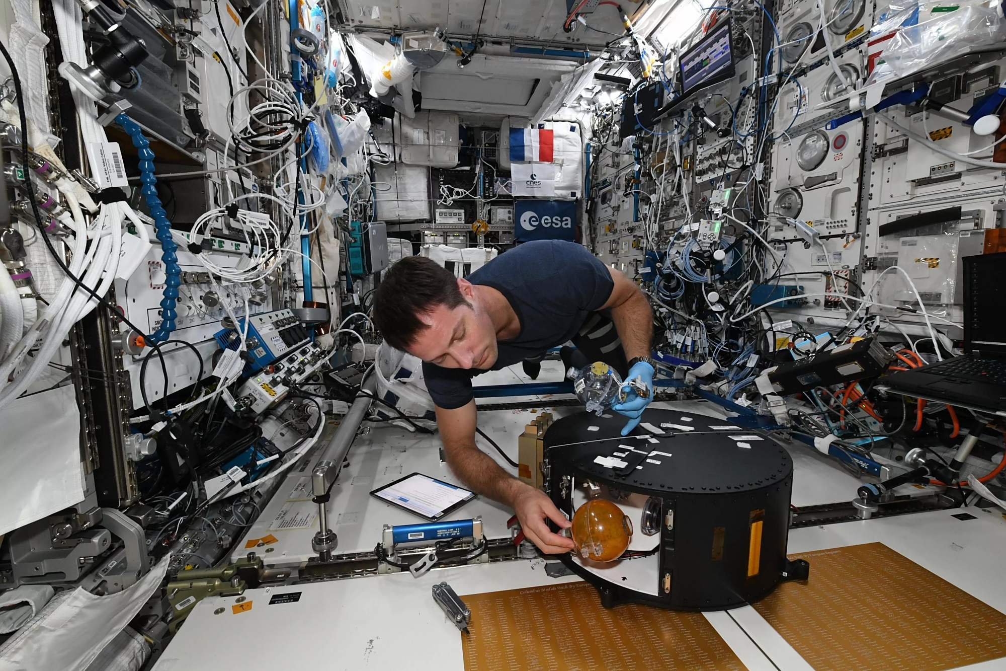 强辐射,高真空等宇宙环境,可以开展生命科学,空间物理,空间医学等方面