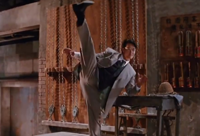 "腿王"卢惠光与洪金宝吃饭!戴大金坠两鬓花白,曾给成龙当保镖