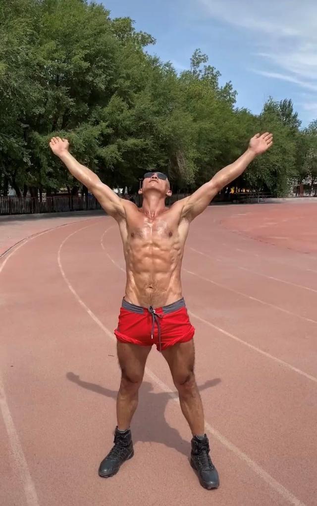 《亮剑》孙德胜晒旧照,长发造型显青涩,发际线却暴露将来形象