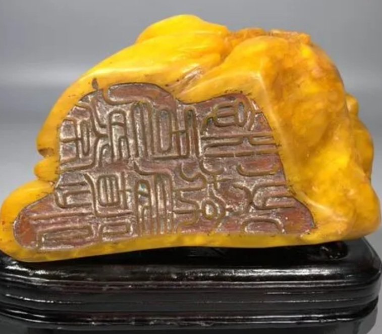 2010南京一位大爷捡到一块绿冻石,定价500万,至今也没成功卖掉